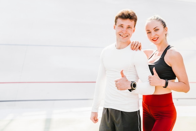 Coup moyen de couple sportif approuvant