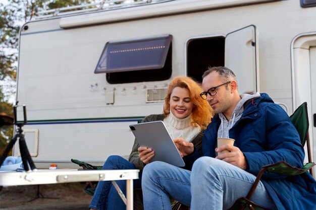 Coup moyen couple avec tablette