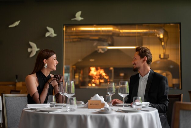 Coup moyen couple en train de déjeuner dans un restaurant de luxe