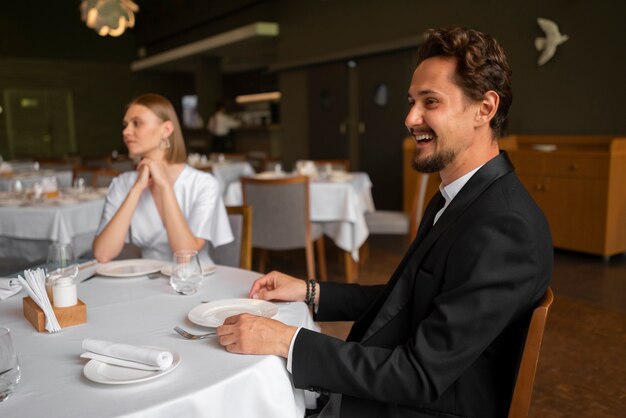 Coup moyen couple en train de déjeuner dans un restaurant de luxe