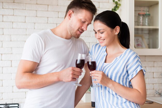 Coup moyen couple avec verres à vin