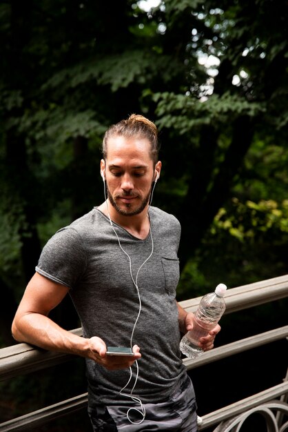 Coup moyen de coureur avec téléphone