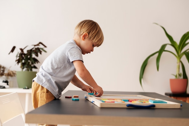 Coup moyen enfant jouant avec des jouets