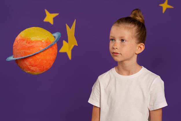 Photo gratuite coup moyen enfant regardant la planète