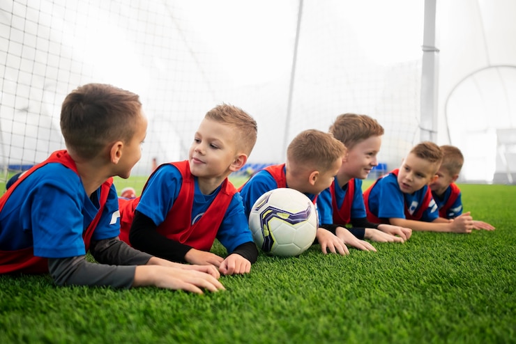 Photo gratuit coup moyen d'enfants allongés sur l'herbe
