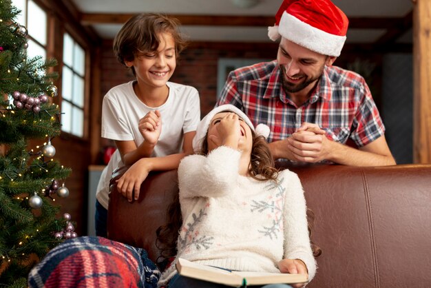 Coup moyen enfants avec père rire ensemble