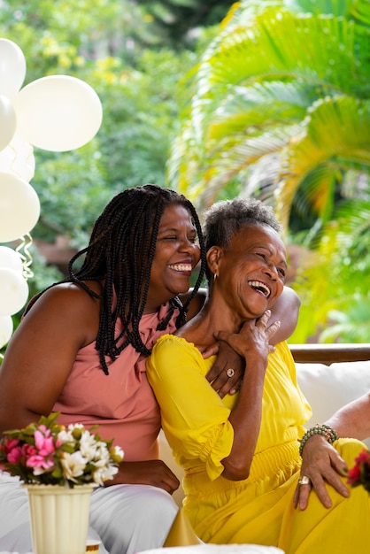 Photo gratuite coup moyen famille célébrant son anniversaire ensemble