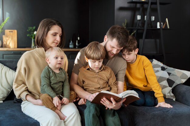 Coup moyen famille chrétienne lisant la bible