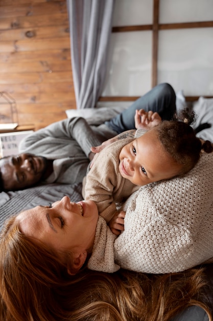 Photo gratuite coup moyen famille heureuse avec bébé