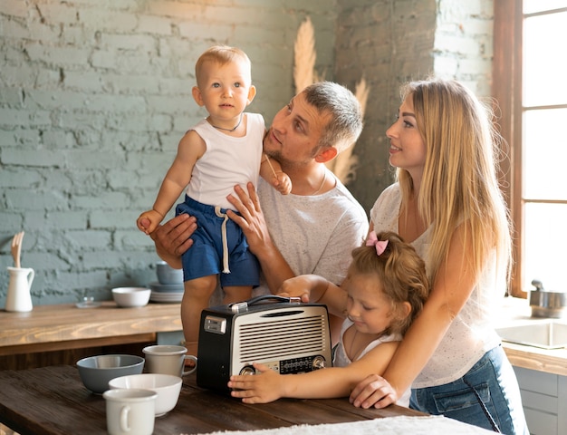 Coup moyen famille heureuse dans la cuisine