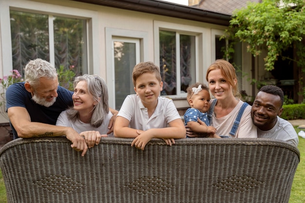 Photo gratuite coup moyen famille heureuse à l'extérieur