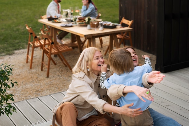 Photo gratuite coup moyen famille heureuse avec garçon