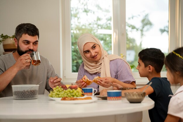 Coup moyen famille islamique en train de manger