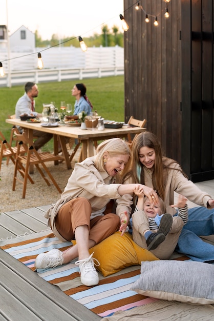 Photo gratuite coup moyen en famille jouant avec un enfant