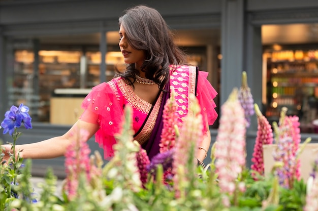 Coup moyen femme achetant des fleurs