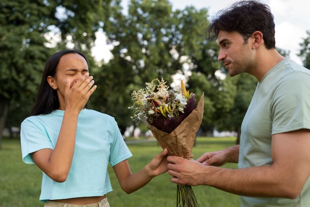 Photo gratuite coup moyen femme allergique aux fleurs