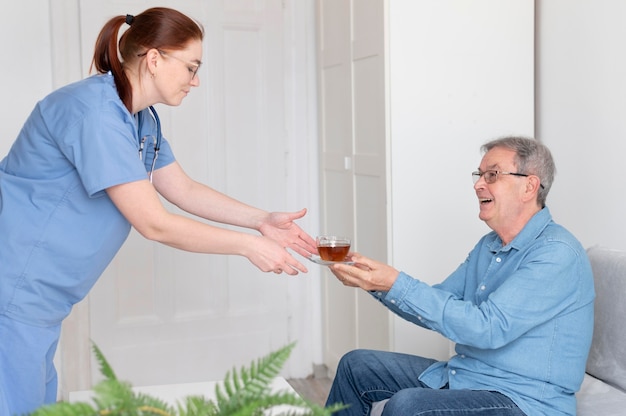 Coup moyen femme apportant une tasse de thé