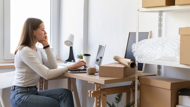 Coup moyen femme assise au bureau