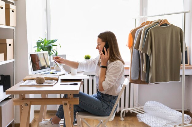 Coup moyen femme assise au bureau