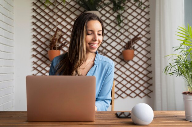 Coup moyen femme assise au bureau