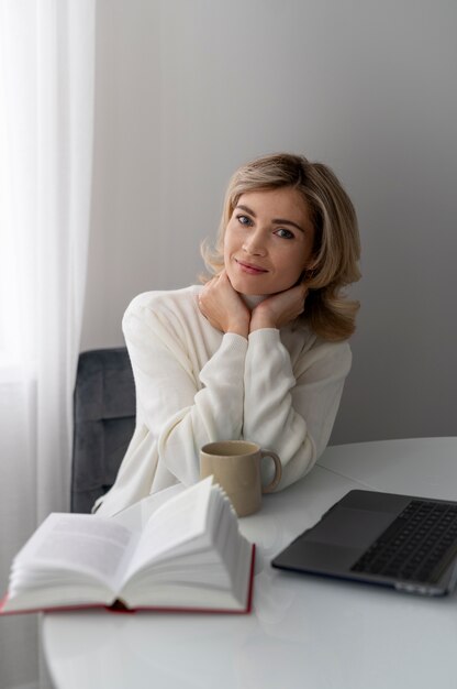 Coup moyen femme assise au bureau