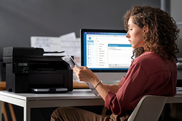 Coup moyen femme assise au bureau