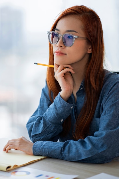 Coup moyen femme assise au bureau