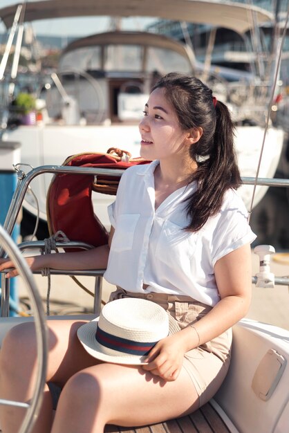 Coup moyen femme assise sur le bateau