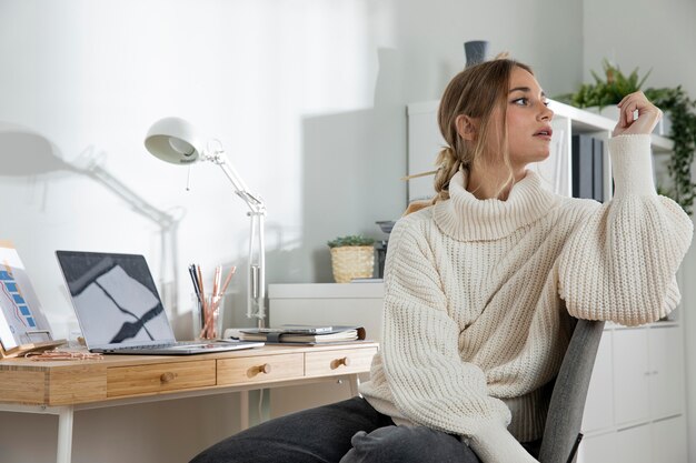 Coup moyen femme assise sur une chaise