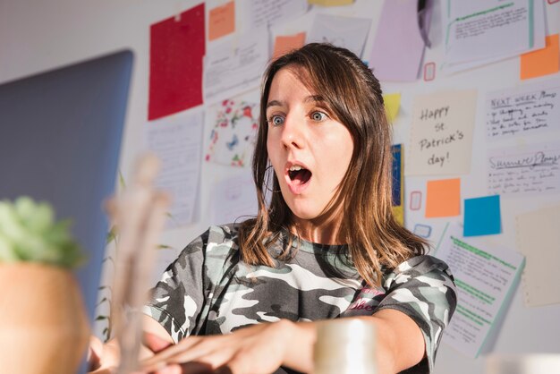 Coup moyen femme au bureau