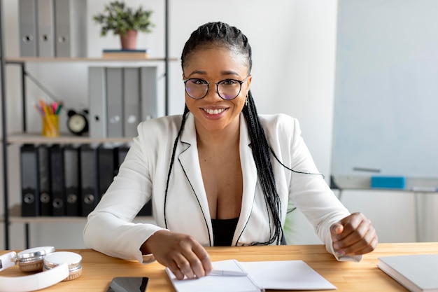 Coup moyen femme au bureau