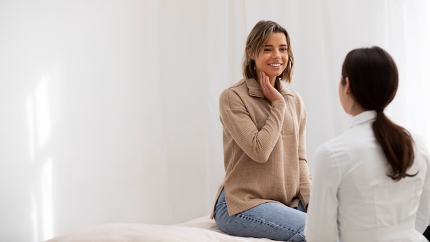 Photo gratuite coup moyen femme au rendez-vous chez le médecin