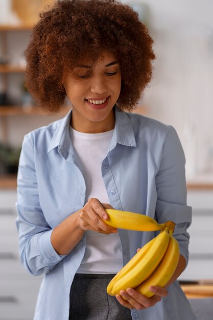 Coup moyen femme avec des bananes