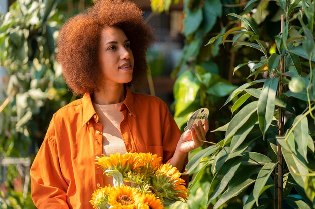 Coup moyen femme avec de beaux tournesols