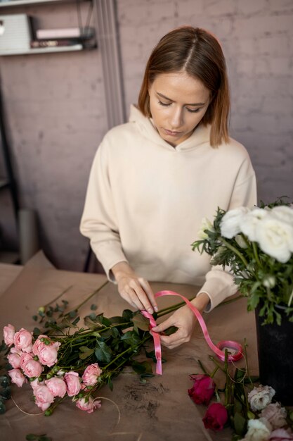 Coup moyen femme avec bouquet de fleurs