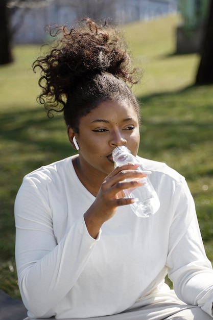 Photo gratuite coup moyen de femme buvant de l'eau