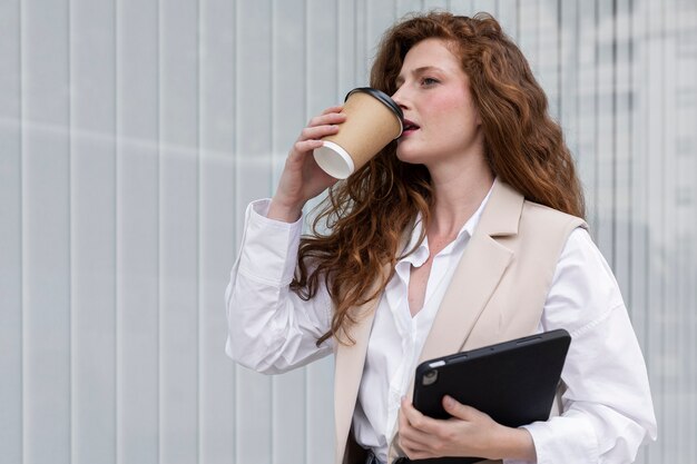 Coup moyen femme buvant une tasse de café