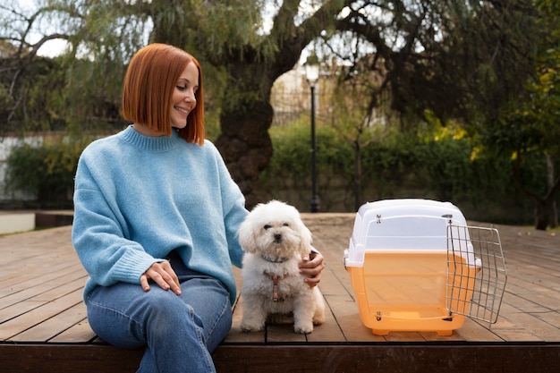 Coup moyen femme avec cage pour animaux de compagnie