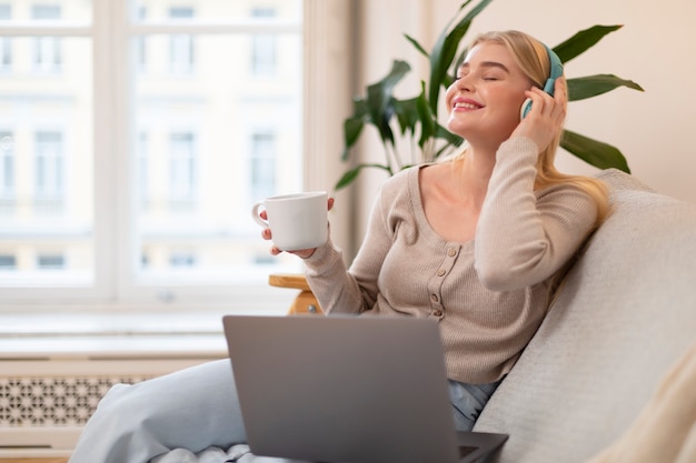 Coup moyen femme avec un casque