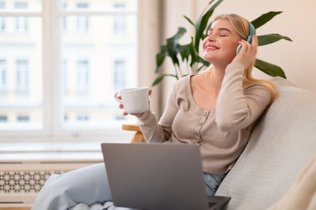 Coup moyen femme avec un casque