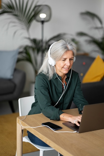 Coup moyen femme avec un casque