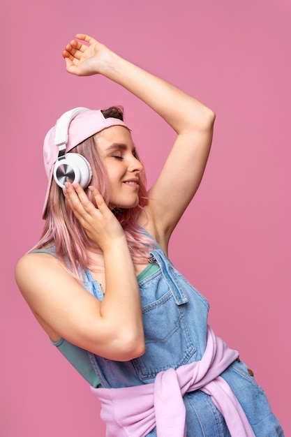 Coup moyen femme avec un casque