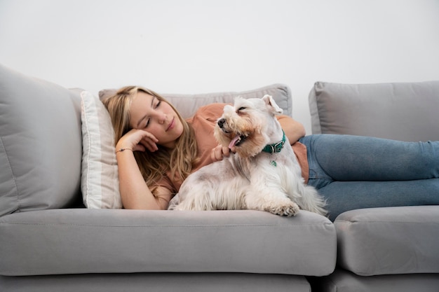 Coup moyen femme et chien sur canapé