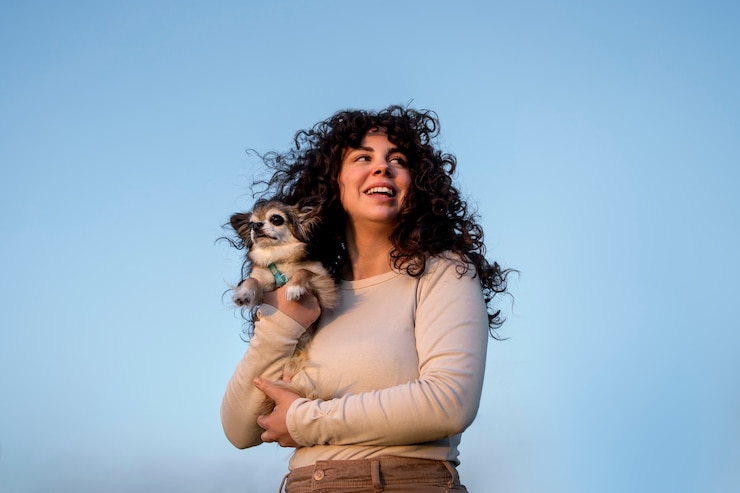 Photo gratuit coup moyen femme avec chien chihuahua