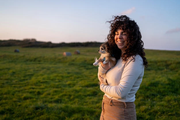 Photo gratuite coup moyen femme avec chien chihuahua