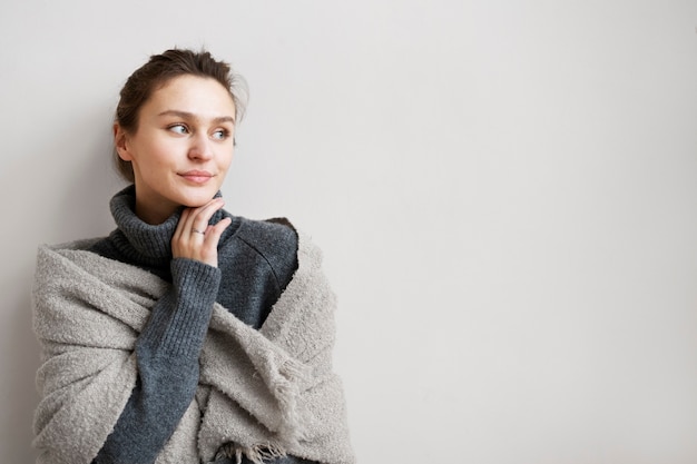 Photo gratuite coup moyen femme confortable à la maison avec espace de copie