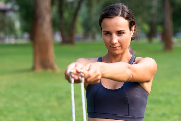 Photo gratuite coup moyen femme avec corde à sauter