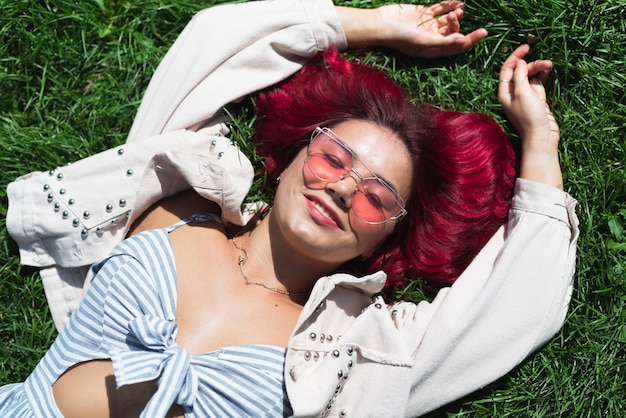 Photo gratuite coup moyen de femme couchée dans l'herbe