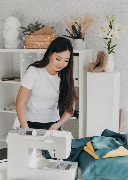 Coup moyen femme à coudre avec machine