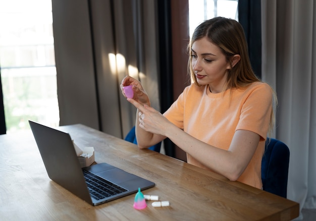 Coup moyen femme avec coupe menstruelle